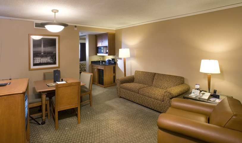 Embassy Suites By Hilton Crystal City National Airport Arlington Room photo